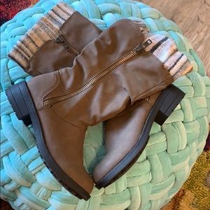 Brown boots/cloth accent.